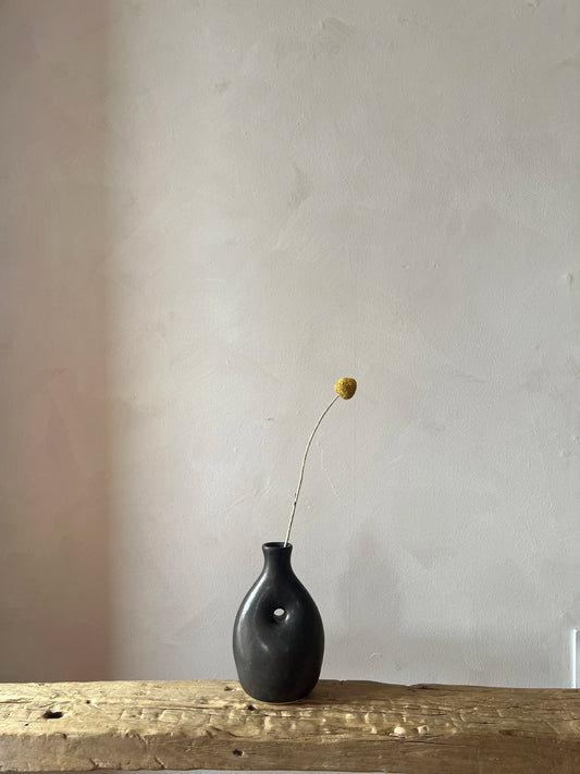 BLACK CLAY MINIMALIST VASE