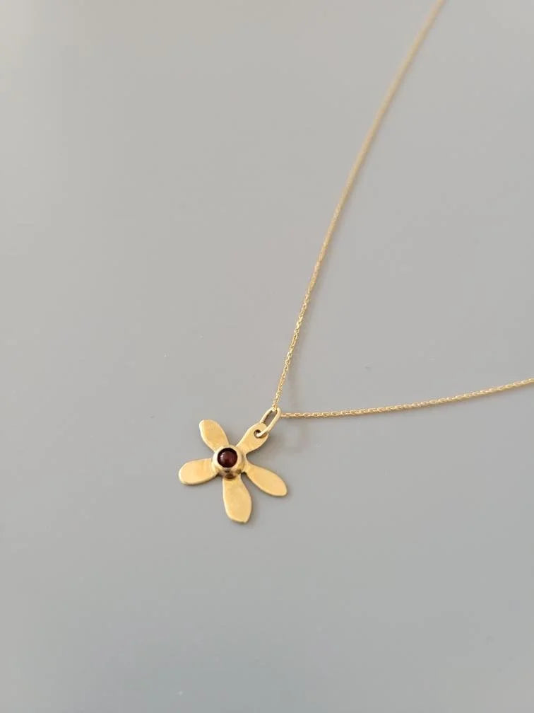 14K GOLD & GARNET DAISY NECKLACE